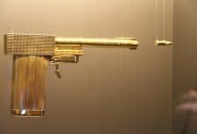 السلاح الشهير - مسدس ذهبي