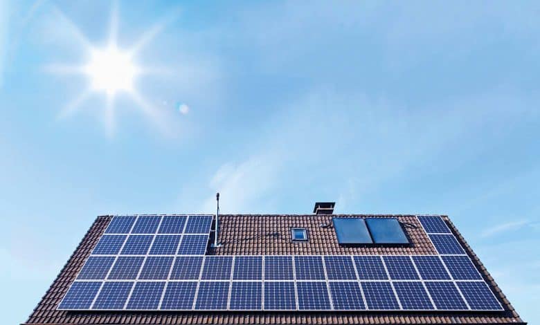 طاقة الشمس - ألواح شمسية فوق سقف منزل