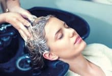 علم الشامبو - إمرأة يغسل شعرها بالشامبو