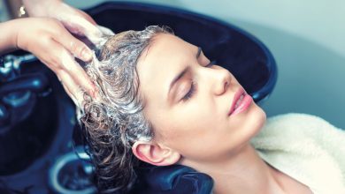 علم الشامبو - إمرأة يغسل شعرها بالشامبو